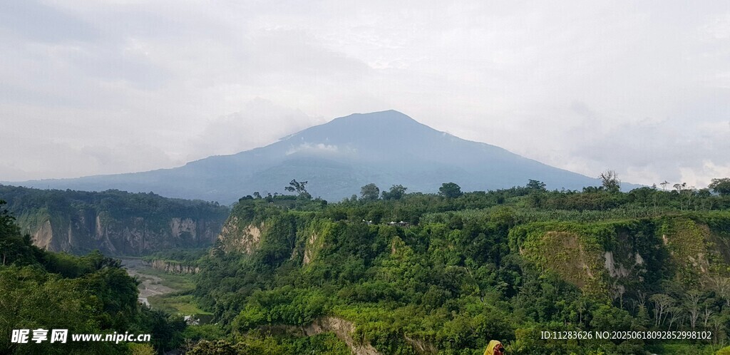 青山環繞中的巍峨山峰