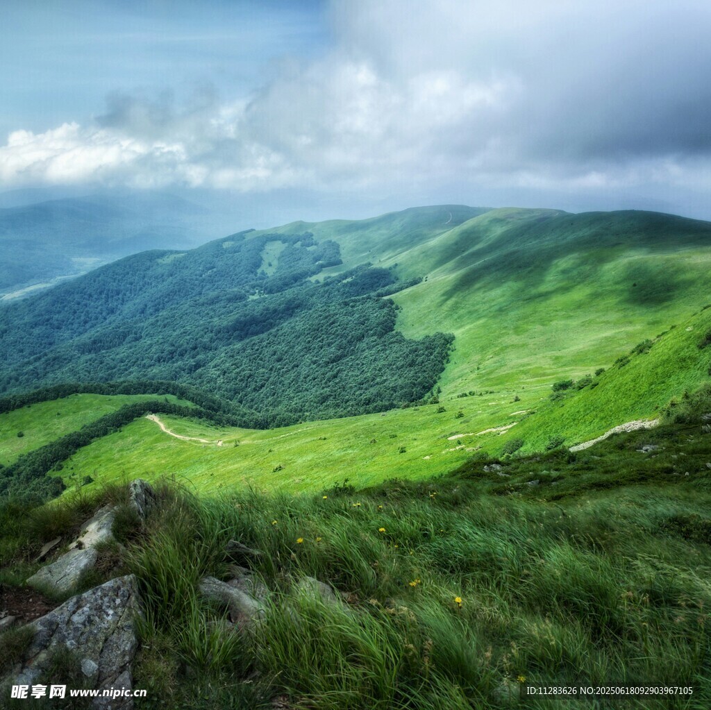 翠綠山巒間的壯美自然景觀