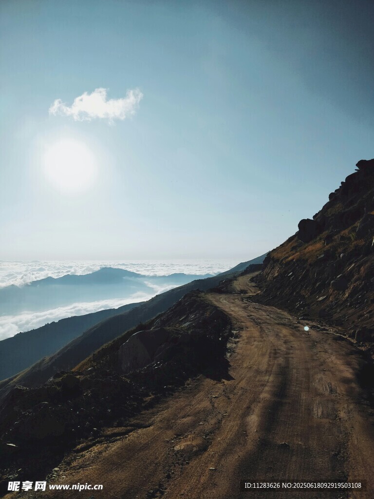 山間蜿蜒土路