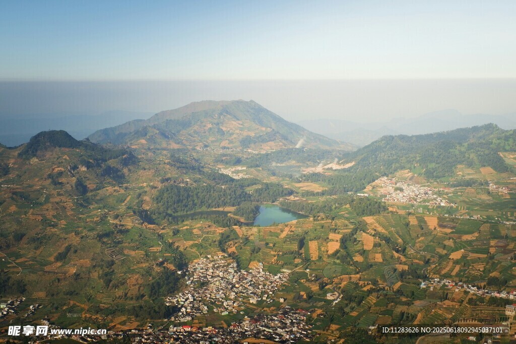 俯瞰山間城鎮(zhèn)與壯麗海景