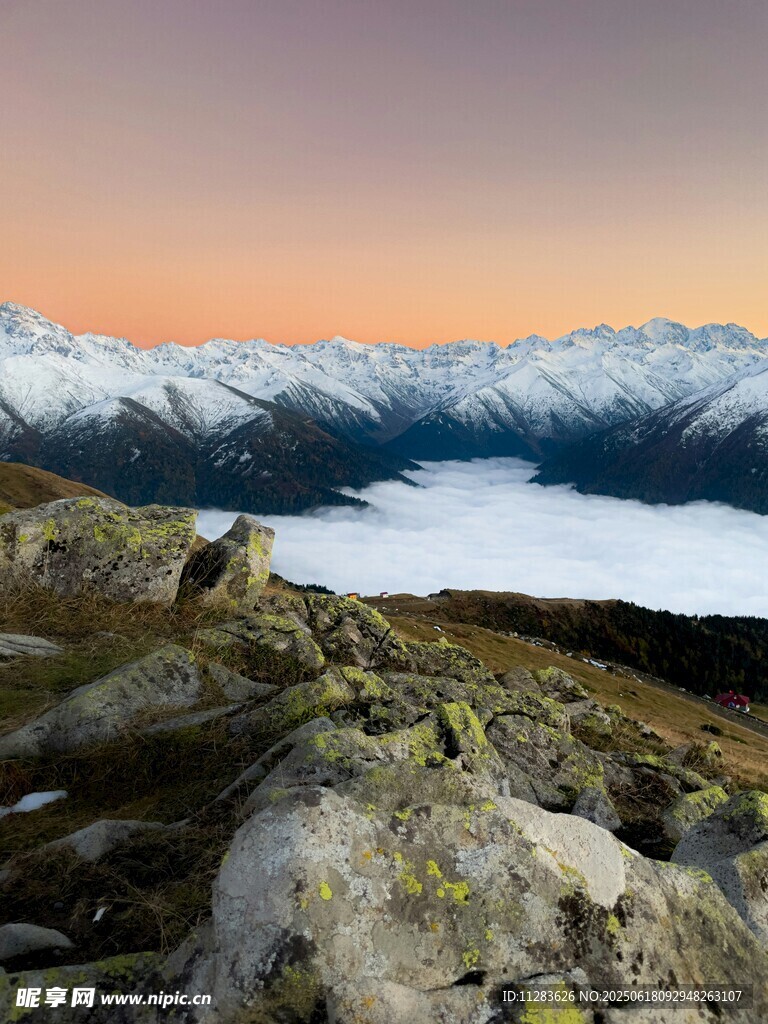 高山云海間的壯麗日出