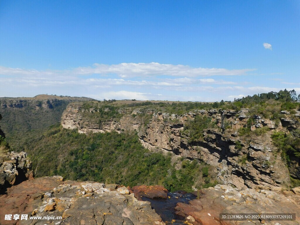 壯麗山景俯瞰圖