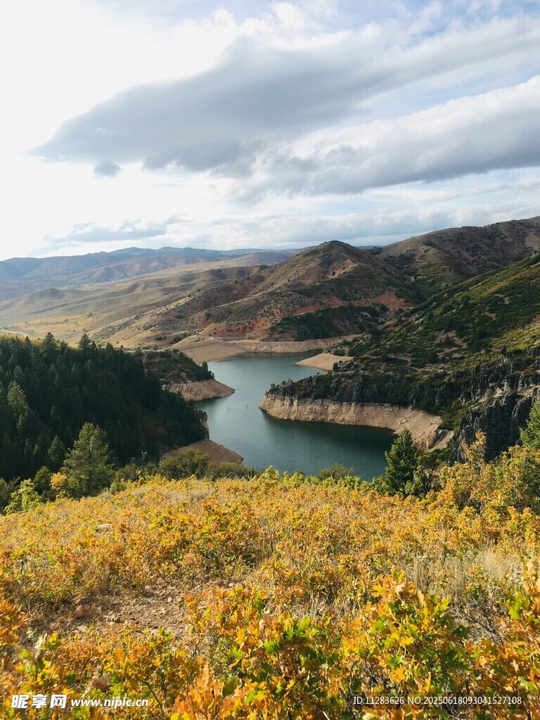 山間湖畔秋景
