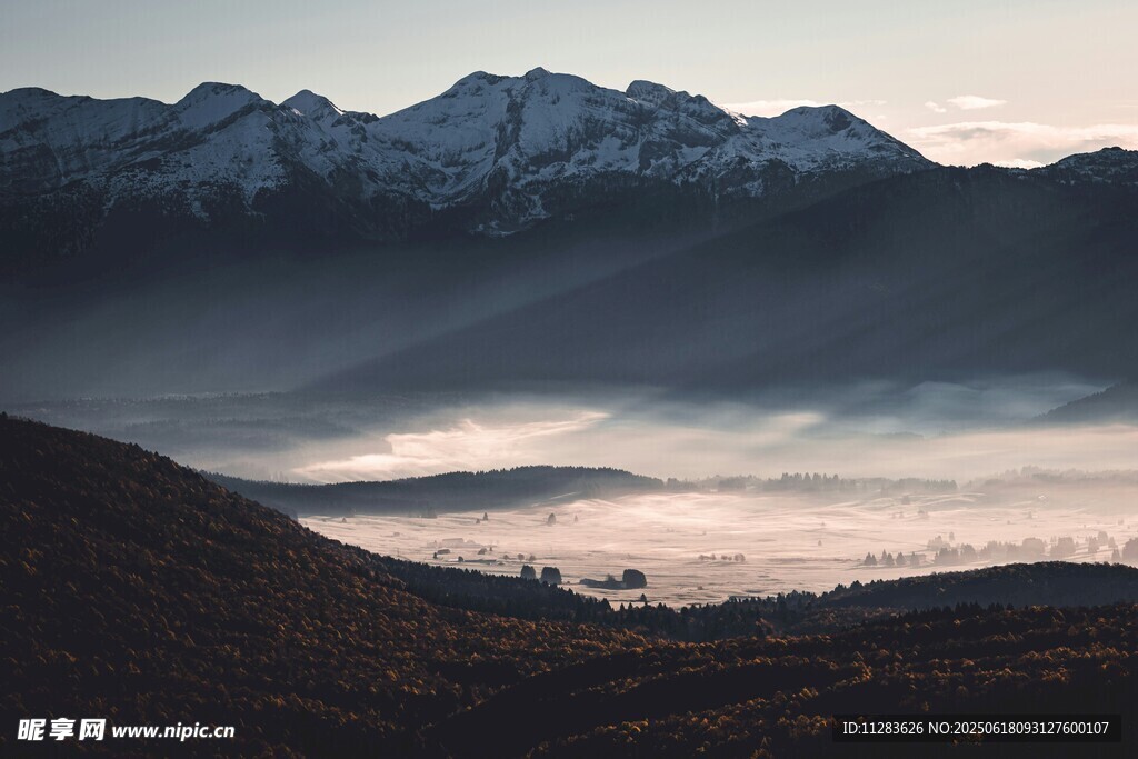 山間晨景