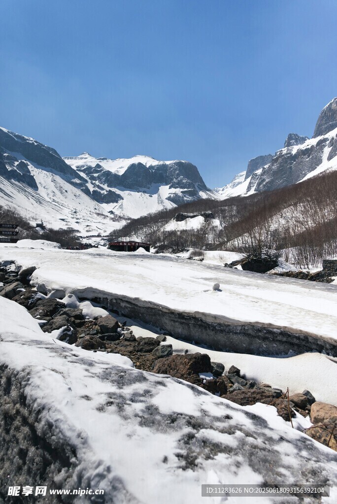 雪山河谷壯麗冬日景觀