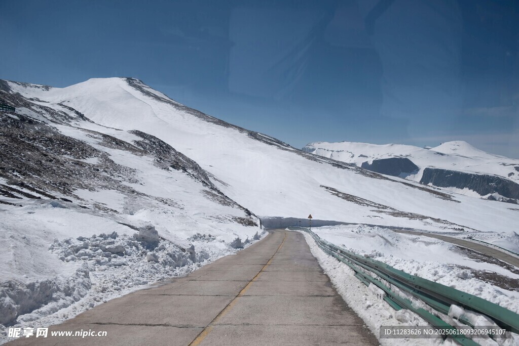雪山間的公路美景