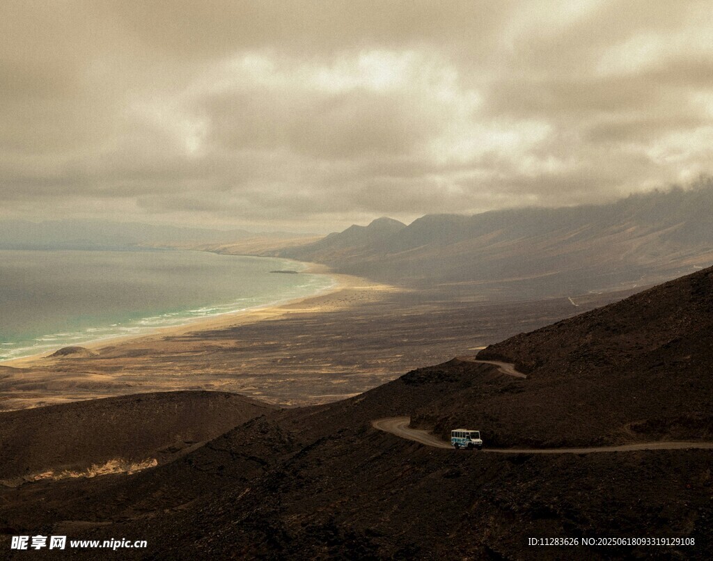 山間公路旁的壯闊海景