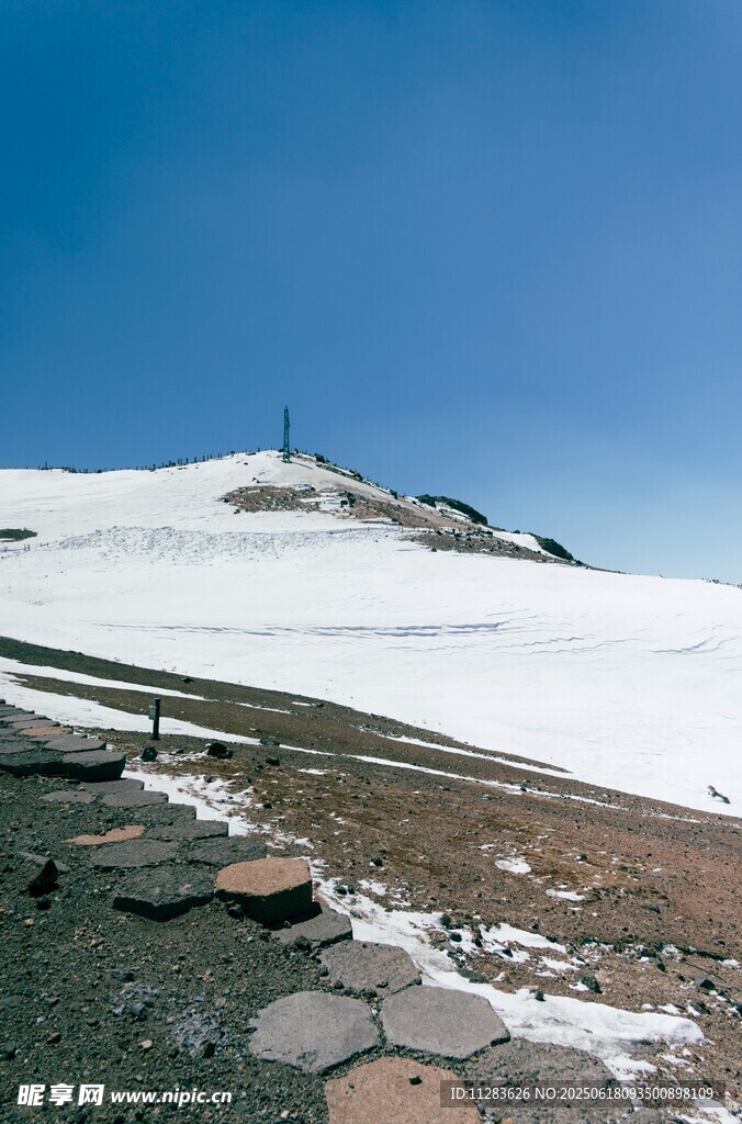 雪山下的開闊景致