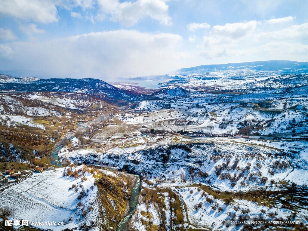 冬日雪覆山巒美景