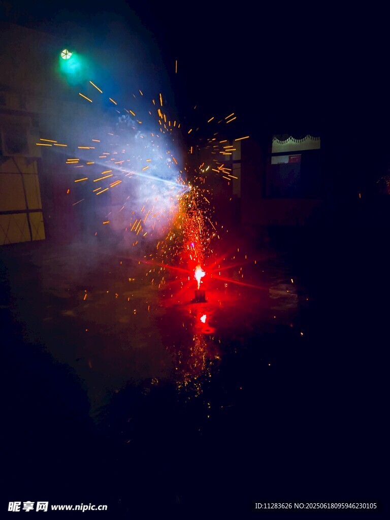 夜晚絢爛煙花綻放瞬間