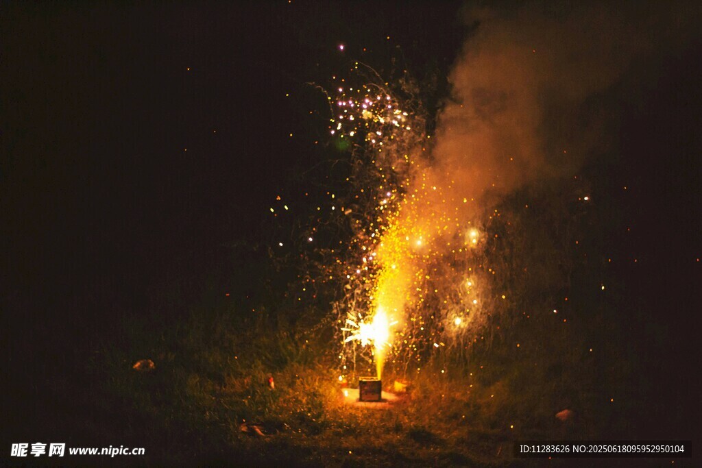 夜中火光閃耀的絢爛景象