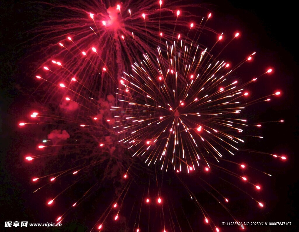 夜空中絢爛的紅色煙花