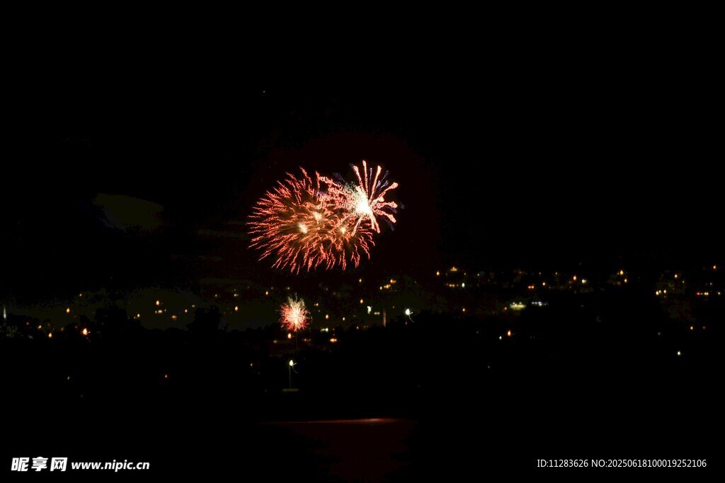 夜空中絢爛的煙花綻放