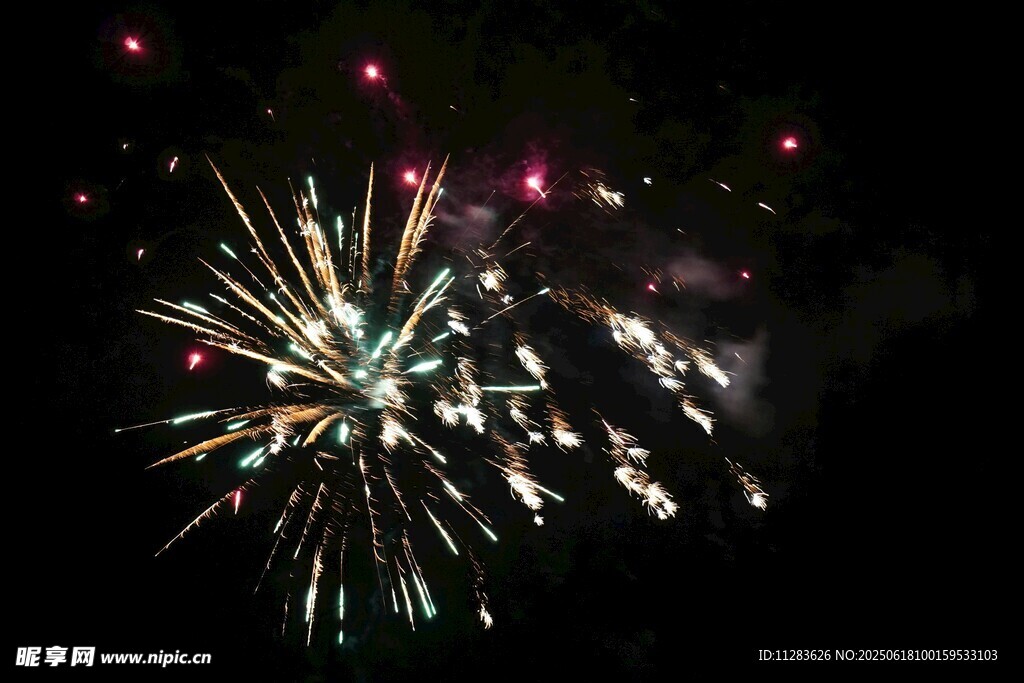 夜空中絢爛的煙花綻放