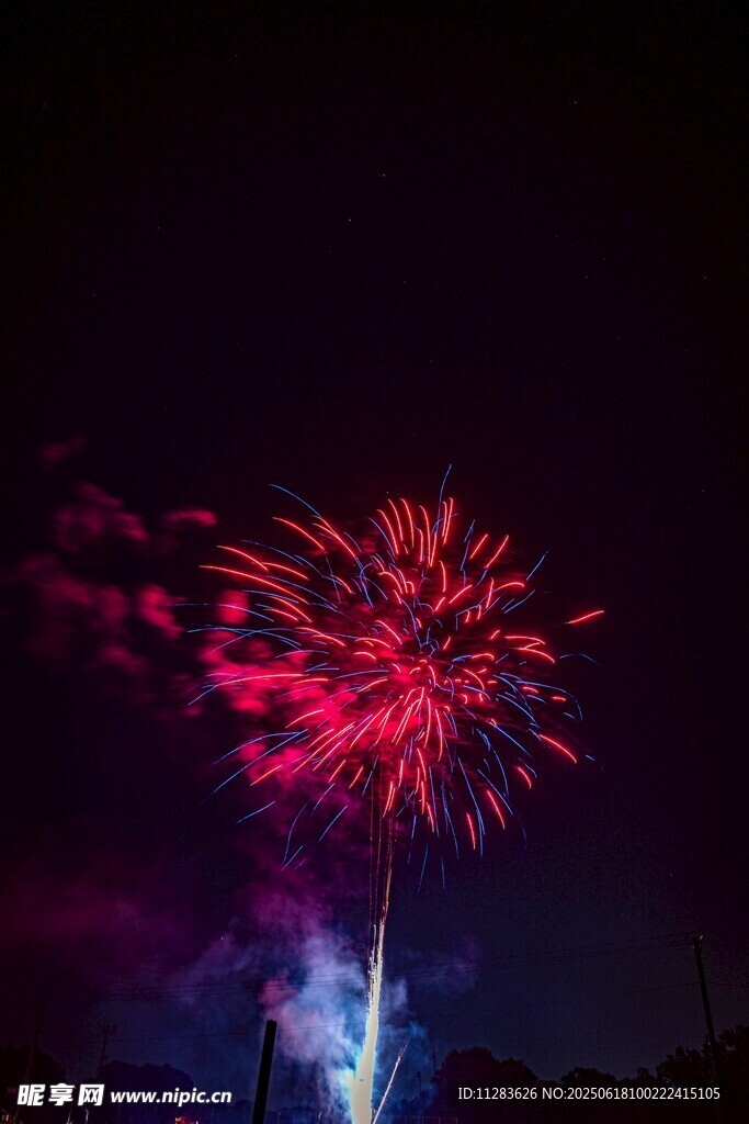 夜空中絢爛的紅色煙花