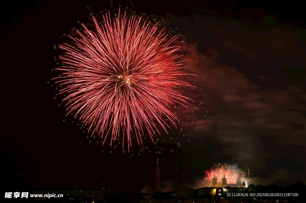 夜空中綻放的絢麗煙花