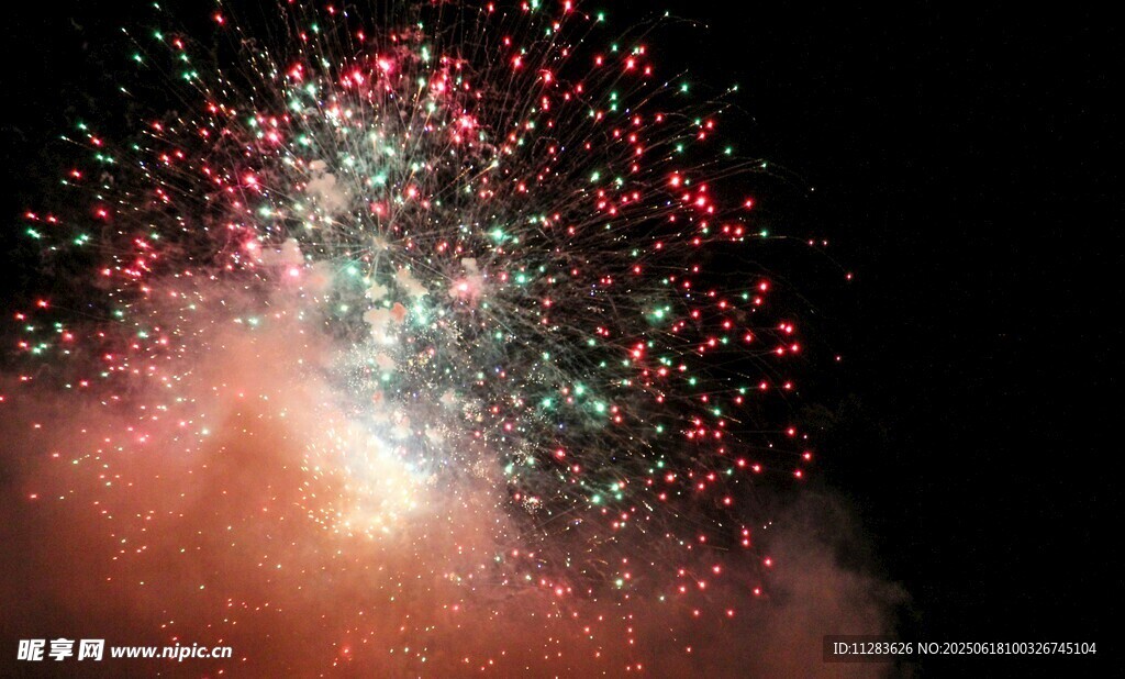 絢麗煙花綻放夜空