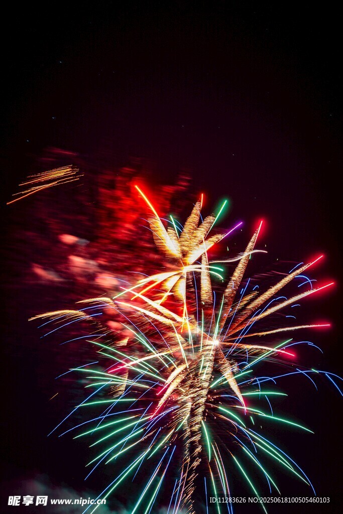 絢麗煙花綻放夜空