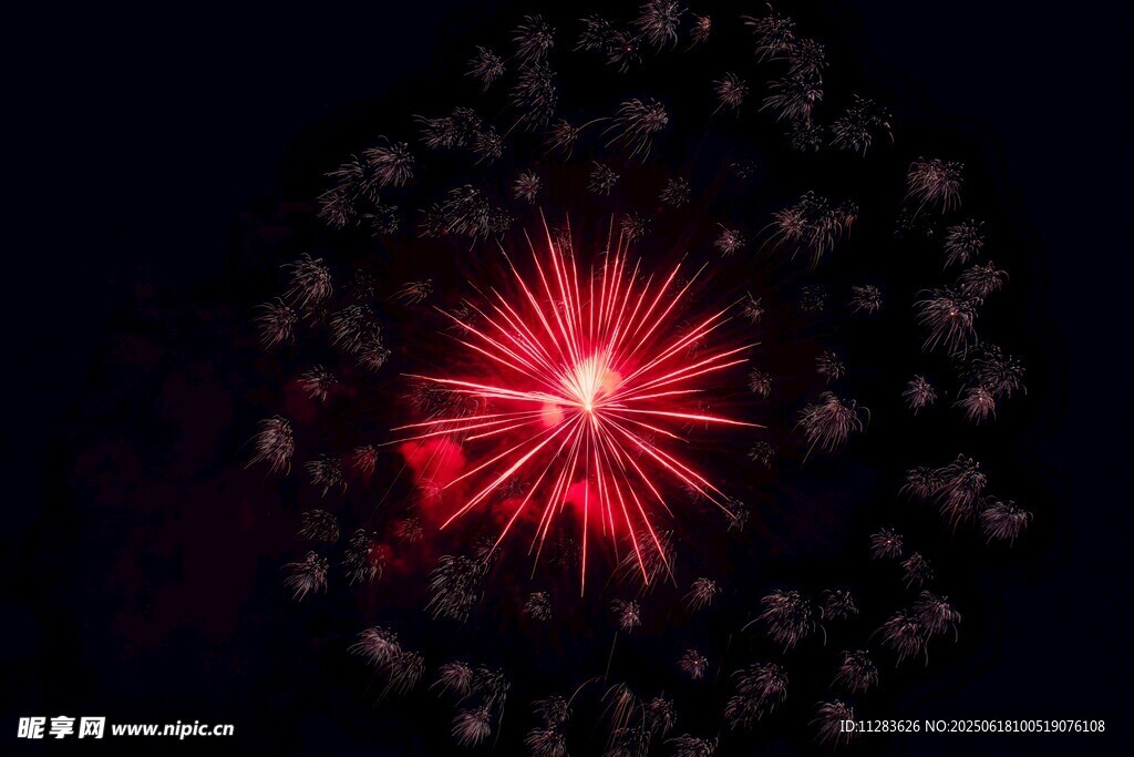 夜空中綻放的絢麗紅煙花
