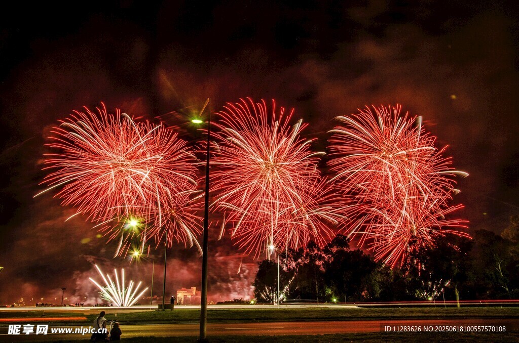 夜空中絢爛的紅色煙花
