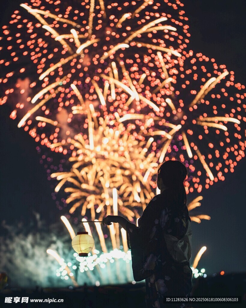 夜空中絢爛的煙花與人影