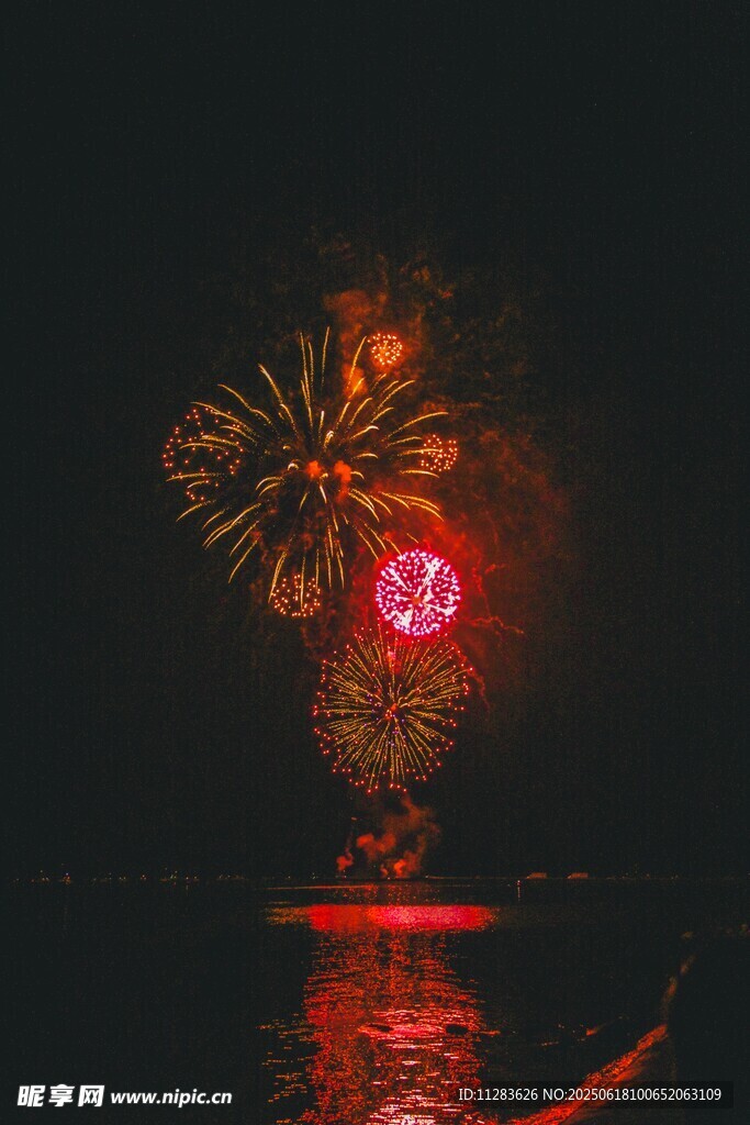 夜空中綻放的絢爛紅色煙花
