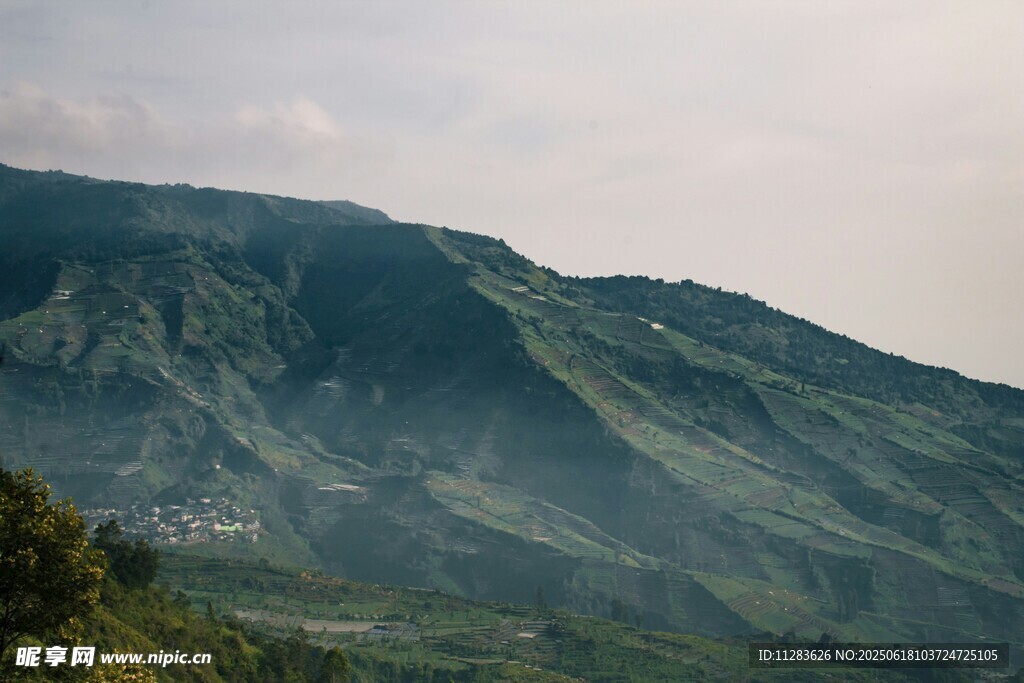 青山疊翠的秀麗山間景色