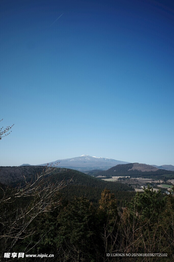 山巔遠(yuǎn)眺的開闊風(fēng)景