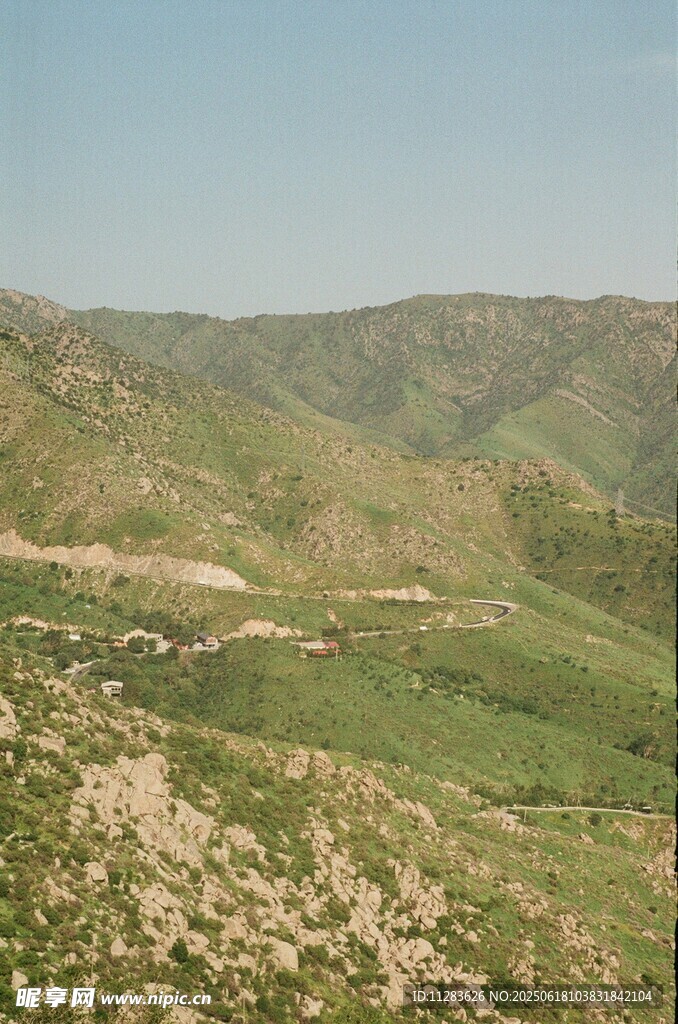 青山綠野間的開闊景致