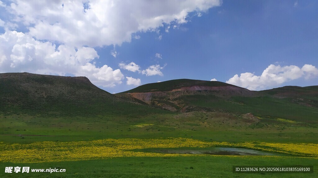 草原青山藍天美景如畫
