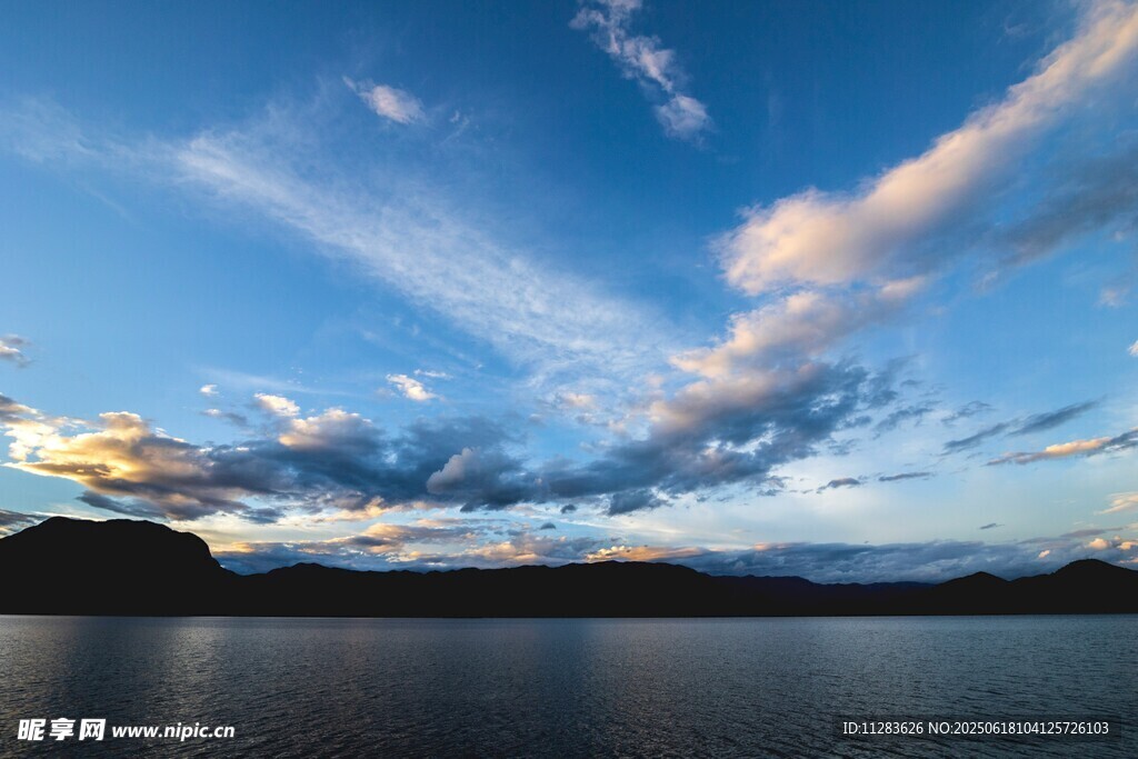 湖畔藍天彩云美景
