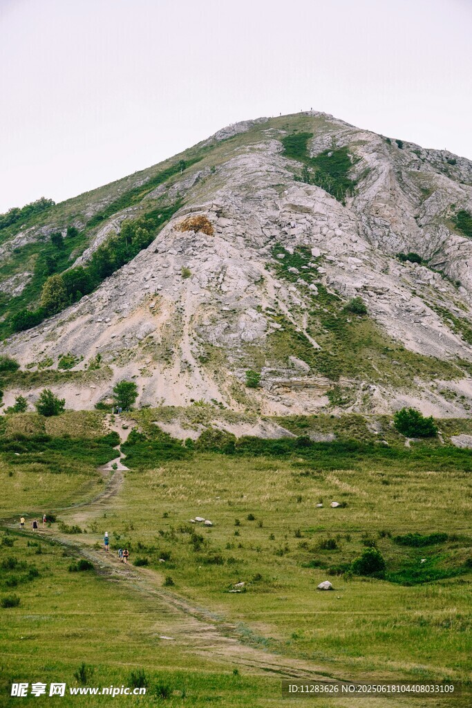 山巒綠野間的自然景致