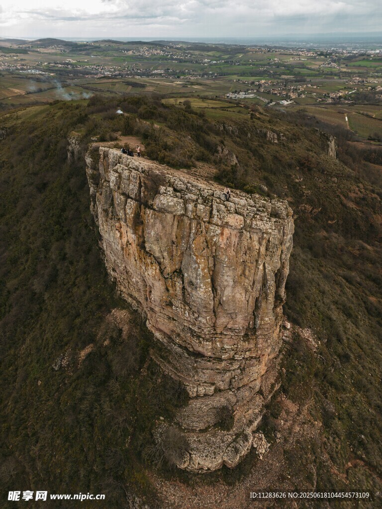 高聳孤巖屹立山林間