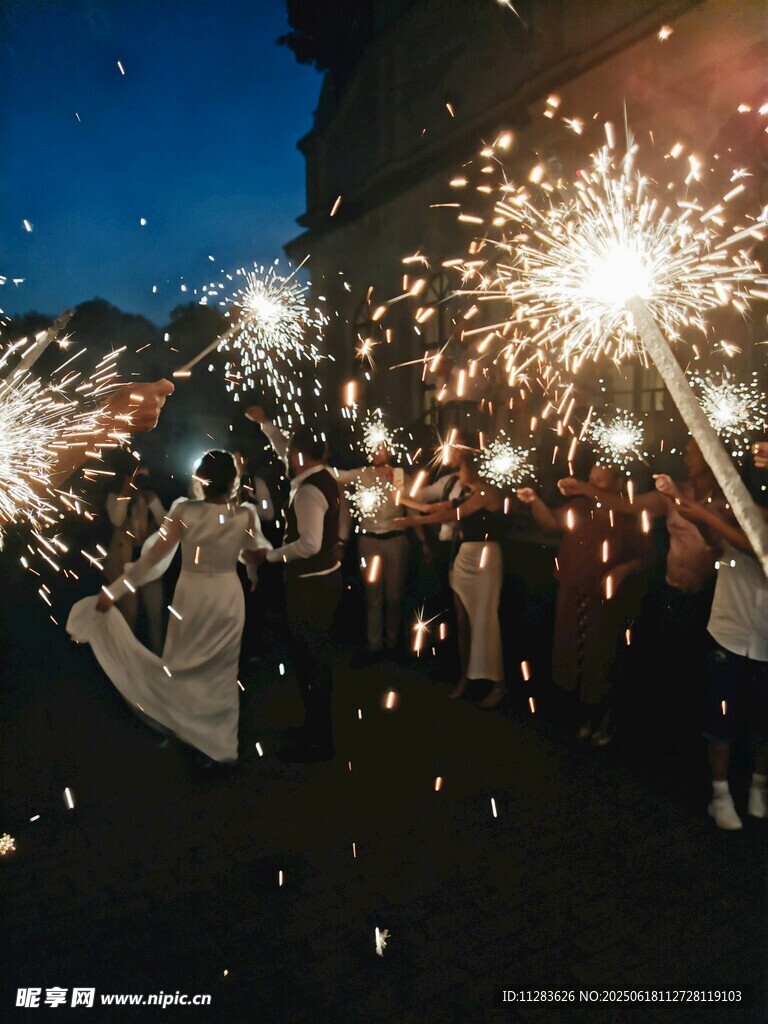 浪漫婚禮上的煙火慶祝時(shí)刻