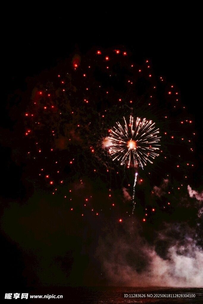 夜空中絢爛綻放的煙花