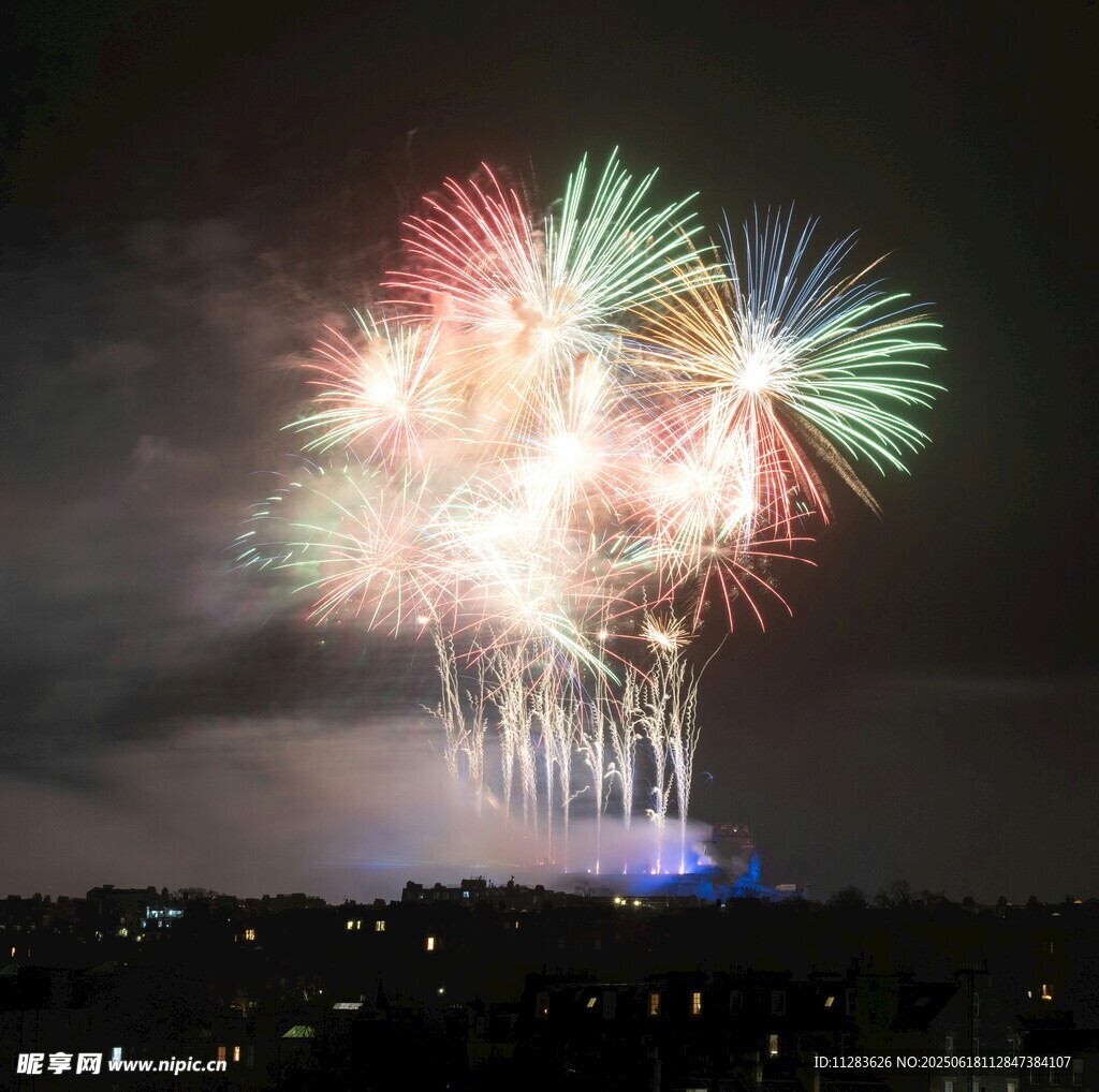 夜空中絢爛綻放的煙花