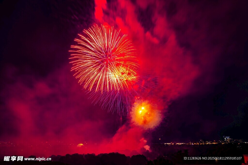 夜空中絢爛的紅色煙花