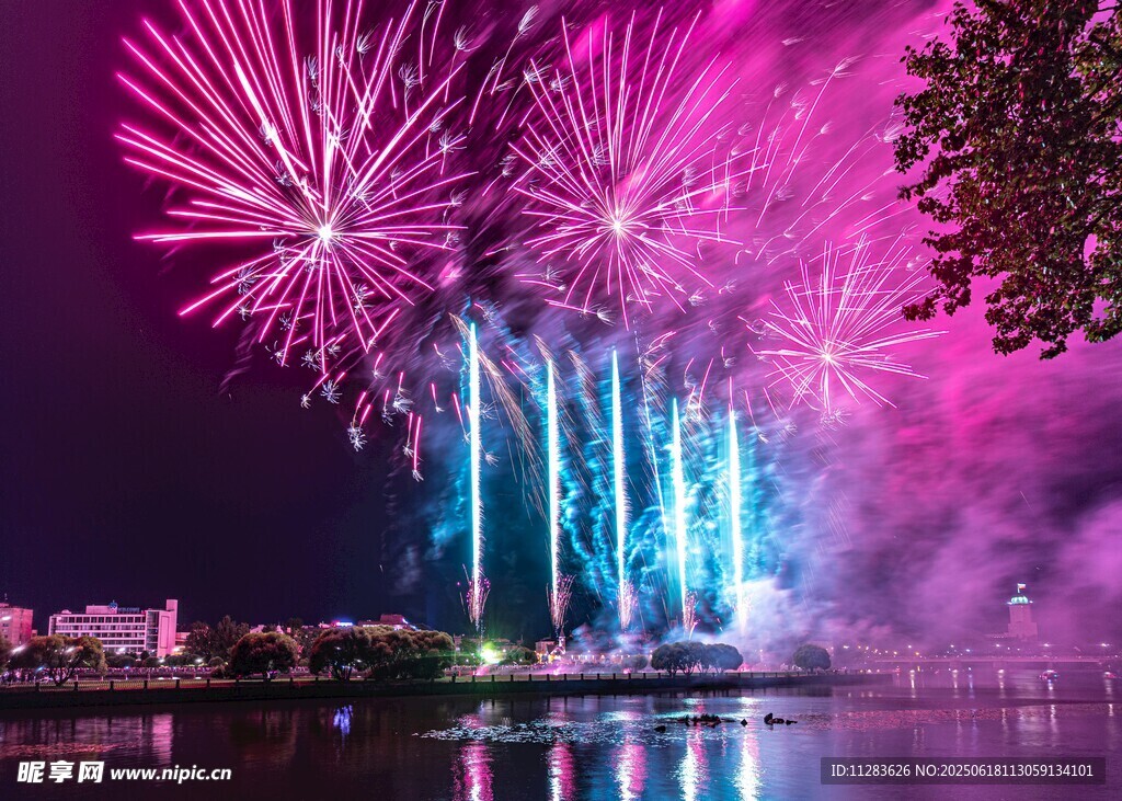 夜空中絢爛的多彩煙花