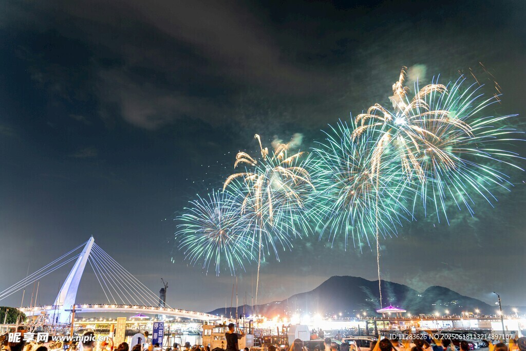 城市夜空絢爛煙花綻放