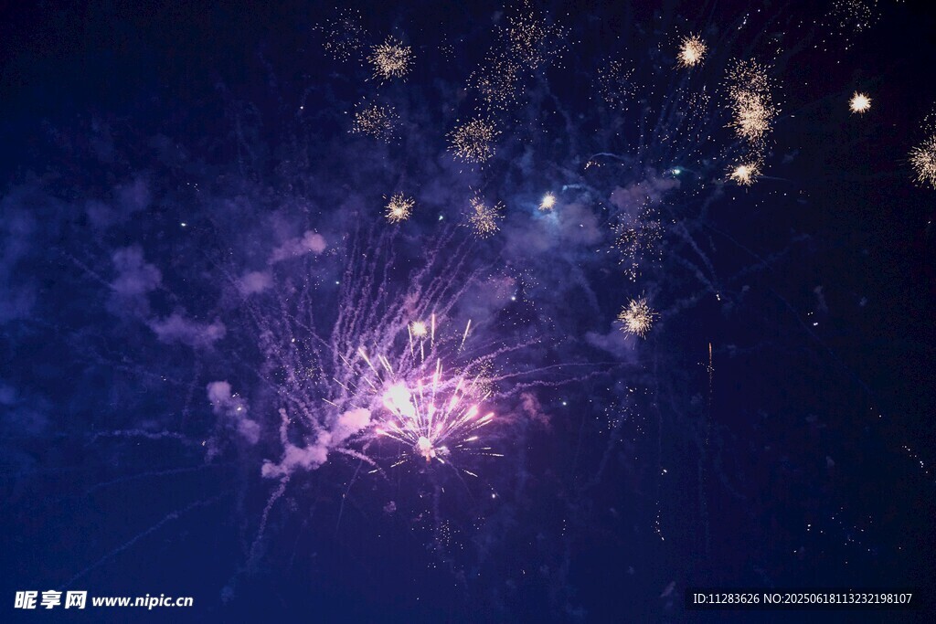夜空中絢爛綻放的煙花