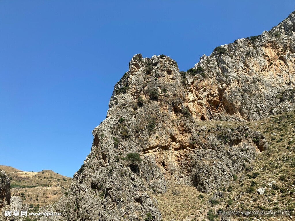 巍峨嶙峋的陡峭山壁