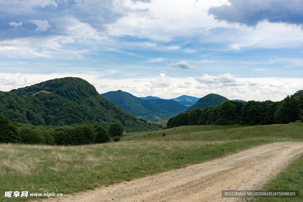 山間土路風景