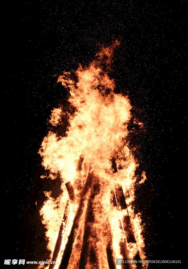 熊熊燃燒的篝火