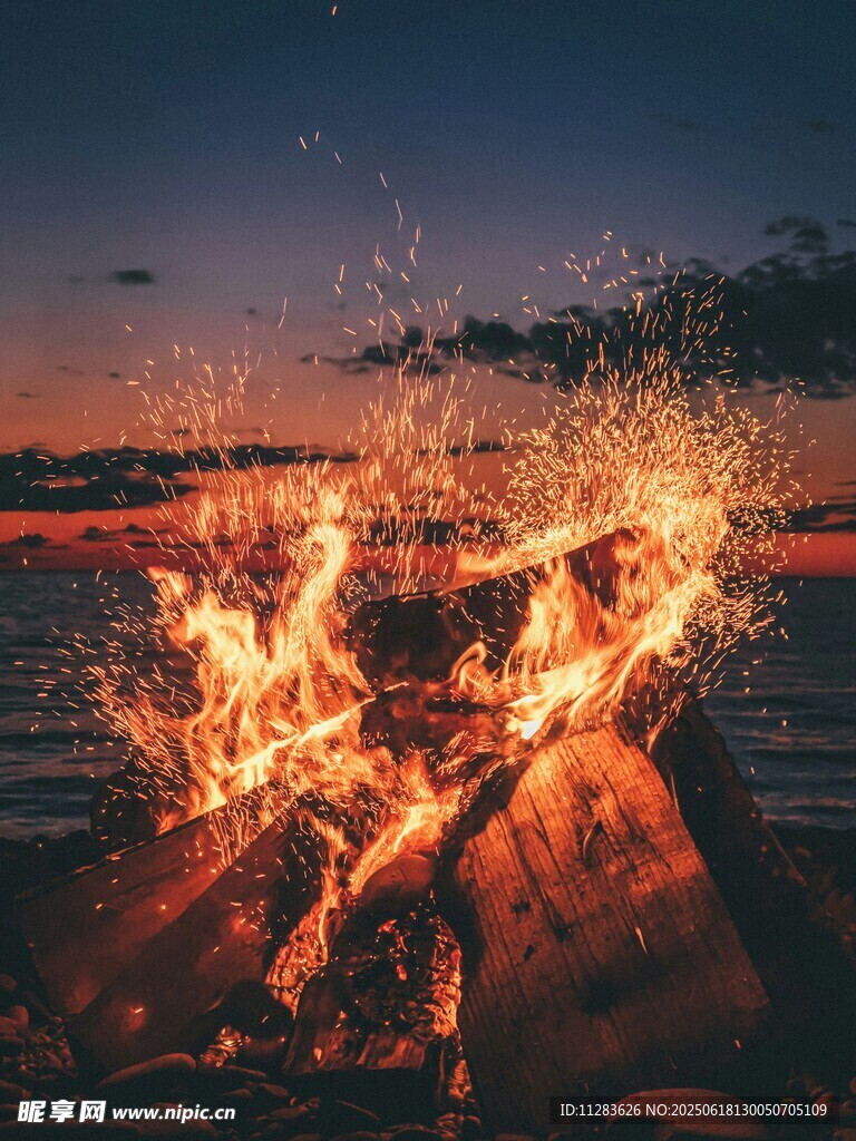 湖畔篝火夜景