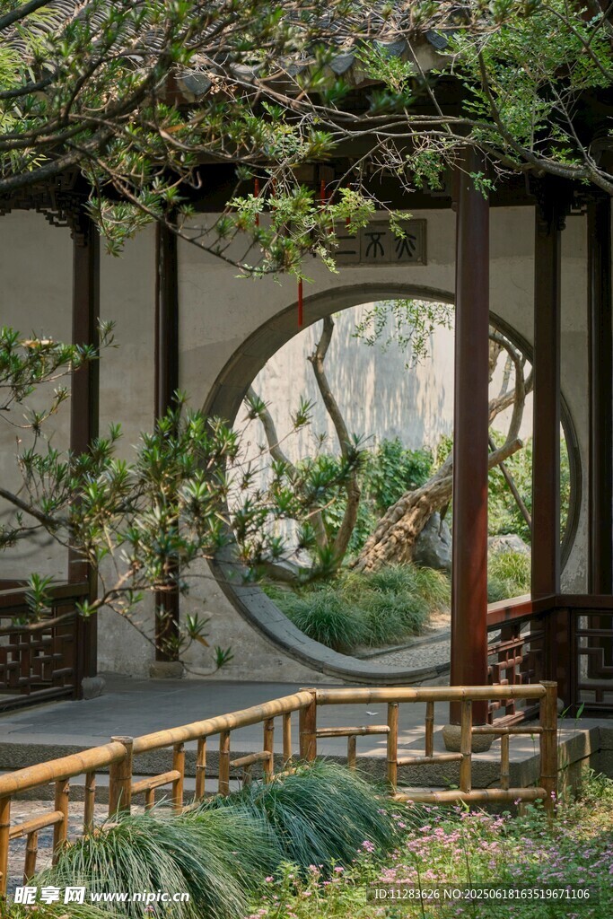 中式園林圓窗景致
