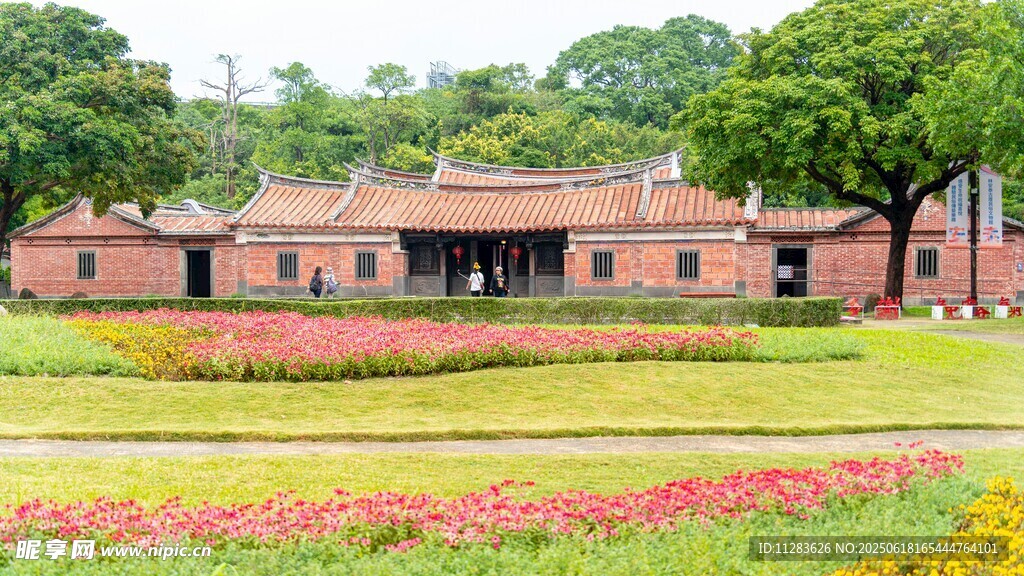 紅磚建筑旁的多彩花卉景觀