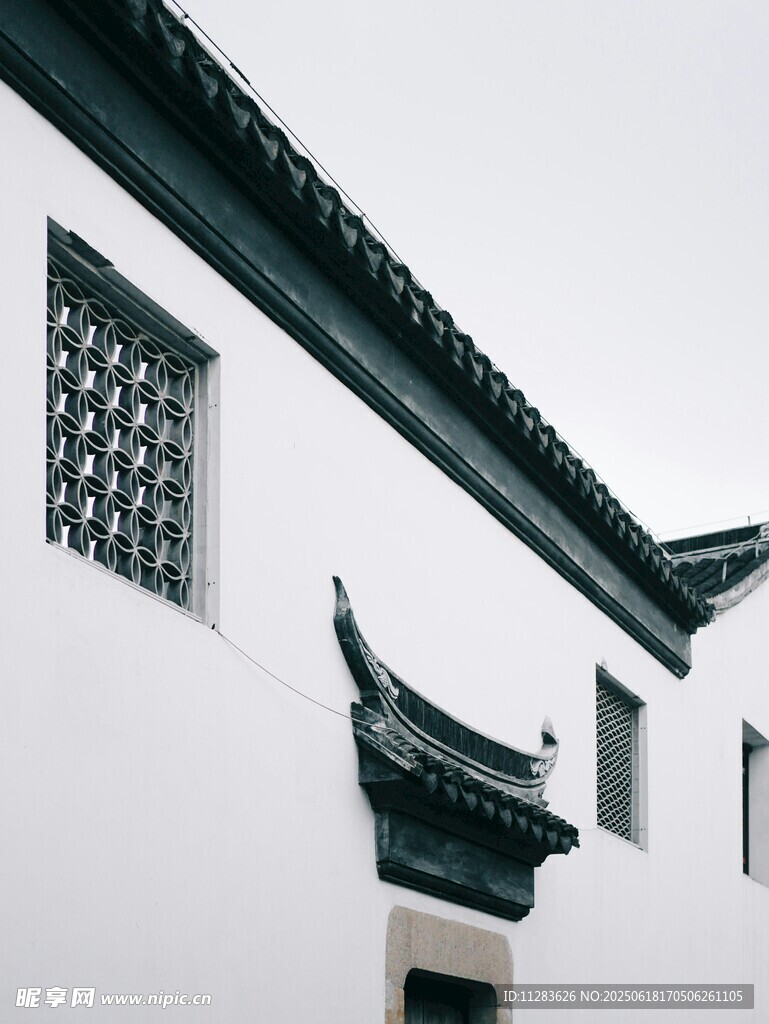 中式白墻黑瓦建筑一角