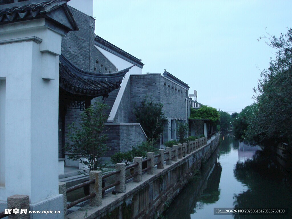 江南水鄉古建筑沿河景致