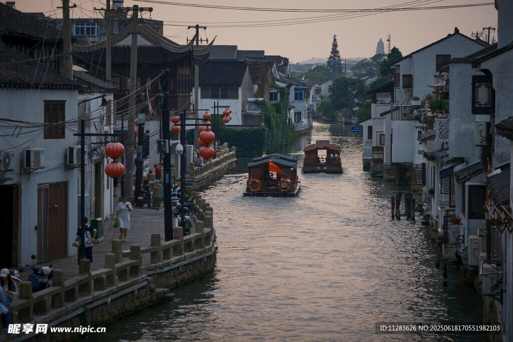 江南水鄉河道船只景象