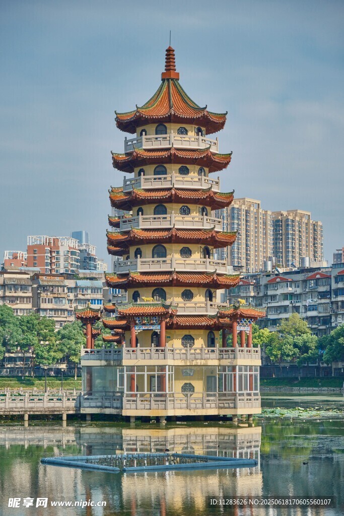 湖畔古塔樓